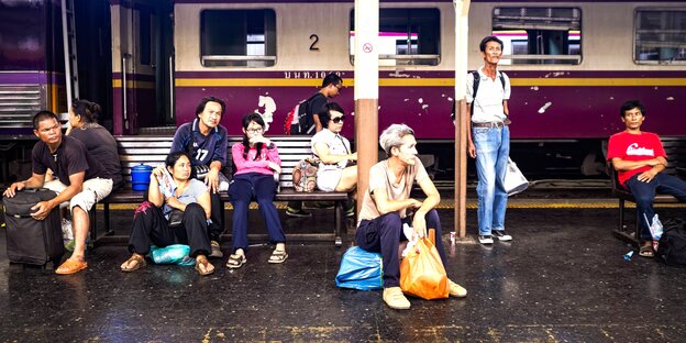 Zugreisende im Hua Lamphong Bahnhof in der thailändischen Hauptstadt Bangkok.