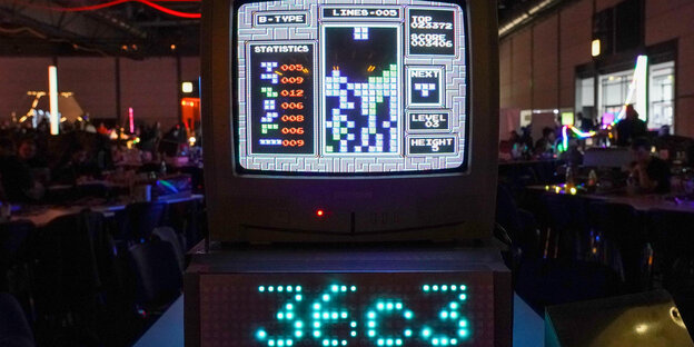Blick auf einen Bildschirm, auf dem das Spiel Tetris zu sehen ist