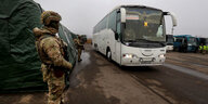 Ein Omnibus an einem ukrainischenm Checkpoint