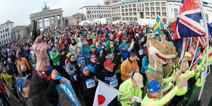 Tausende Läufer beim Startschuss zum Berliner Neujahrslauf