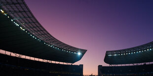 Berliner Olympiastadion in der Dämmerung