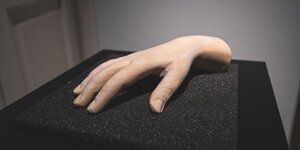 Fleischfarbener Gipsabdruck einer Hand