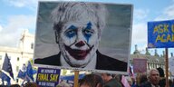 Boris Johnson auf einem Demo-transparent, geschminkt wie der Joker