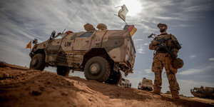 Mali, Gao: Ein Soldat der Bundeswehr steht am Flughafen nahe des Stützpunktes im Norden Malis.