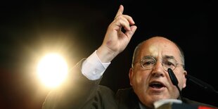 Gregor Gysi gestikuliert am Rednerpult