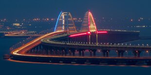 Angestrahlte Brücke in der Nacht