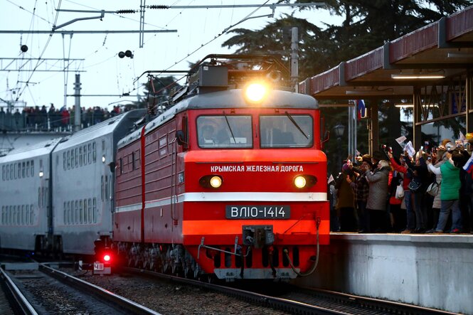 Zug am Bahnsteig mit roter Lok