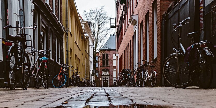 Eine Gasse mit Altbauten in Groningen.