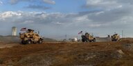 Militärfahrzeuge mit US-Flaggen fahren im Irak.