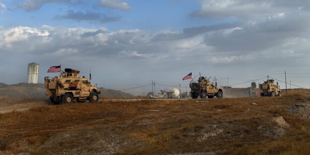 Militärfahrzeuge mit US-Flaggen fahren im Irak.
