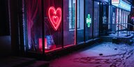 Ein Nachtclub mit rote leuchtendem Herz im Schaufenster, davor eine menschenleere, verschneite Straße