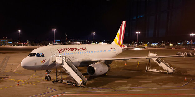 Eine Maschine der Fluggesellschaft Germanwings steht vor dem Flughafengebäude auf dem Rollfeld.