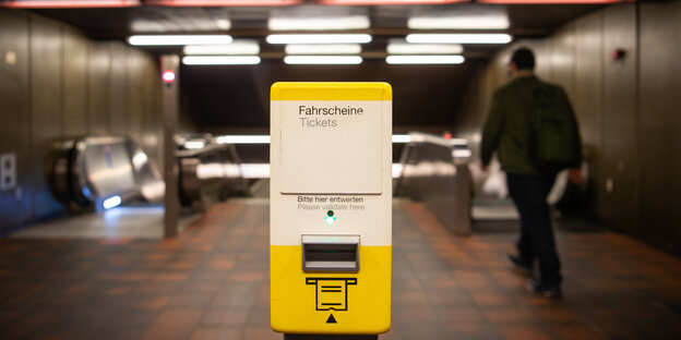 ein Abstempelautomat der BVG in der U-Bahn