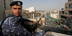 Hamas-Mitglied mit Maschinenpistole bewacht eine Demonstration