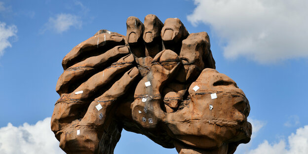 Statue: Zwei ineinandergreifende Hände