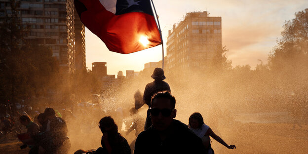 Chilenische Flagge und Demonstranten