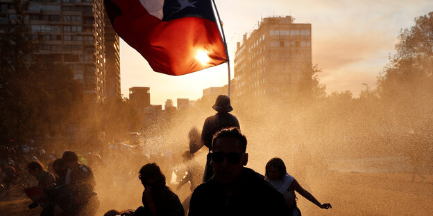 Chilenische Flagge und Demonstranten Chilenische Flagge und Demonstranten