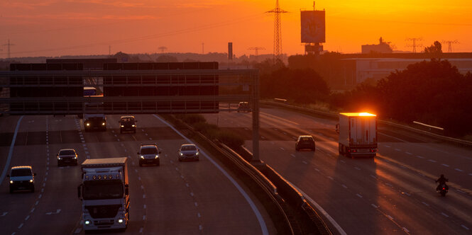 Abenddämmerung über der Autobahn