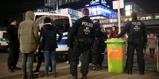 Polizisten kontrollieren den Eingang zur Böllerverbotszone