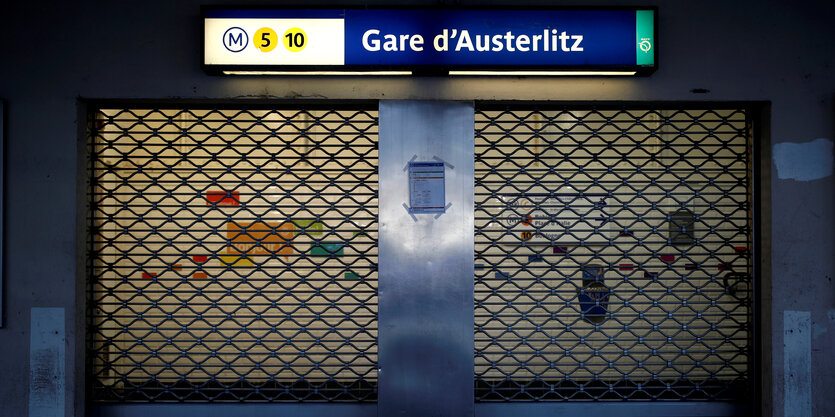 Der EIngang zur Pariser Metro ist mit einem Gitter verschlossen