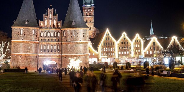 illuminiertes Holstentor in Lübeck bei Nacht