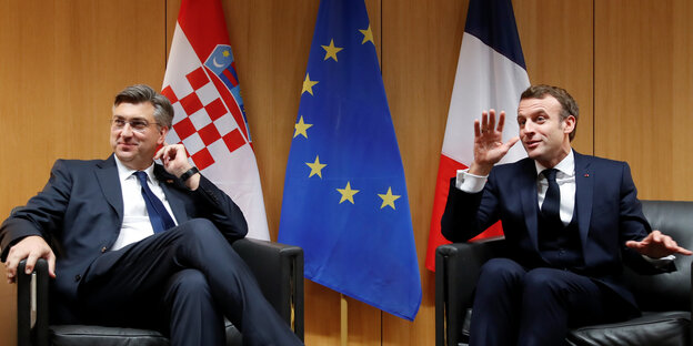 Die Regierungschefs Plenković und Macron sitzen vor Staats- und EU-Flaggen auf Sesseln.