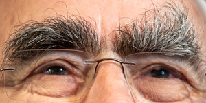 Detailaufnahme: Die berühmten buschigen Augenbrauen des Ex-Finanzministers Theo Waigel