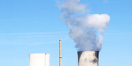 Kühltürme des Atomkraftwerks Philippsburg vor blauem Himmel.