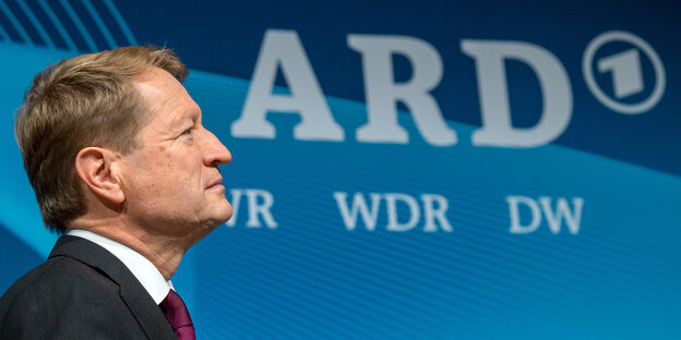 BR-Chef Ulricht Wilhelm im Profil, vor dem ARD-Logo
