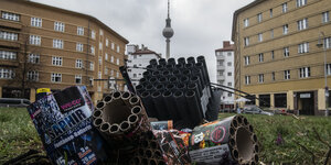 Böllerverbot in Berlin: Reste von Silvesterknallern an Neujahr