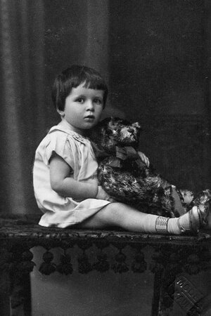 Irena Veisaitė als Kind mit einem Teddy im Arm Irena Veisaitė als Kind mit einem Teddy im Arm