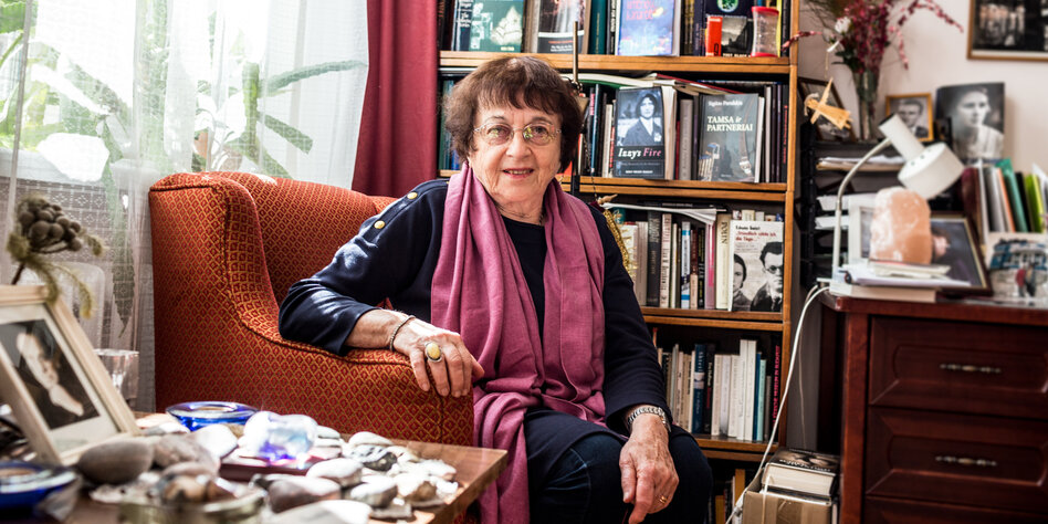 Irena Veisaité in einem Sessel, vor einem Regal mit Büchern