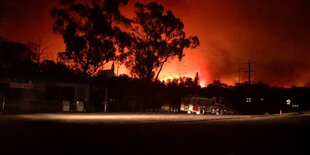 Flammen färben den Himmel bei einem Buschfeuer in der Nähe vonin Nowa Nowa, East Gippsland,