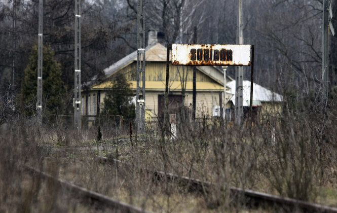 Blick auf den Bahnhof des Ortes Sobibor in Polen.