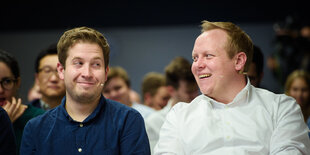 Kevin Kühnert (SPD, l), Bundesvorsitzender der Jusos, und Tilman Kuban (CDU), Bundesvorsitzender Junge Union, kommen gemeinsam zu einer Podiumsdiskussion der Jungen Union