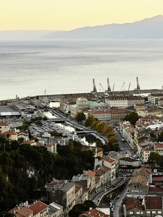 Blick über eine Stadt zum Meer Blick über eine Stadt zum Meer