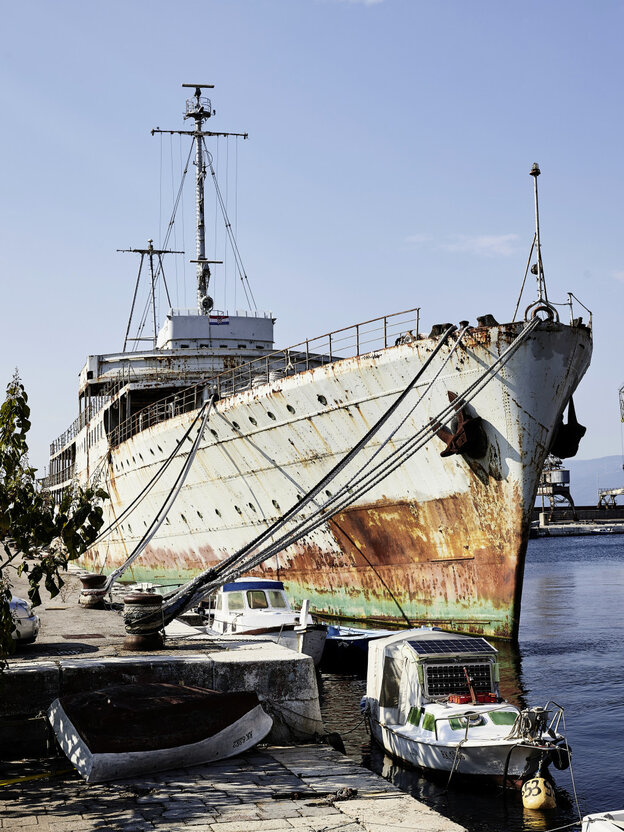 verrostetes Schiff im Hafen verrostetes Schiff im Hafen