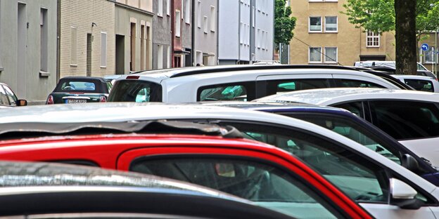 Viele Autos parken in einer Straße