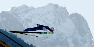 Skispringer hebt vom Schanzentisch ab