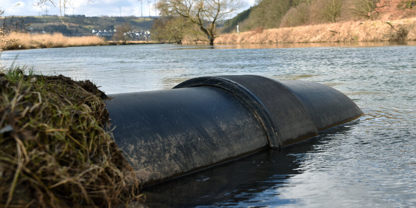 Ein Abwasserrohr mündet in einen Fluss