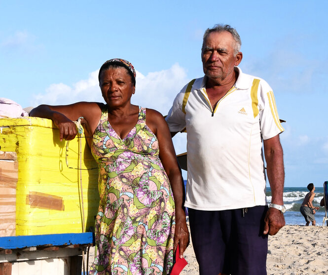 Ein Mann und eine Frau am Strand