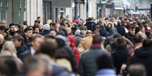 Menschenmassen in einer Einkaufsstraße