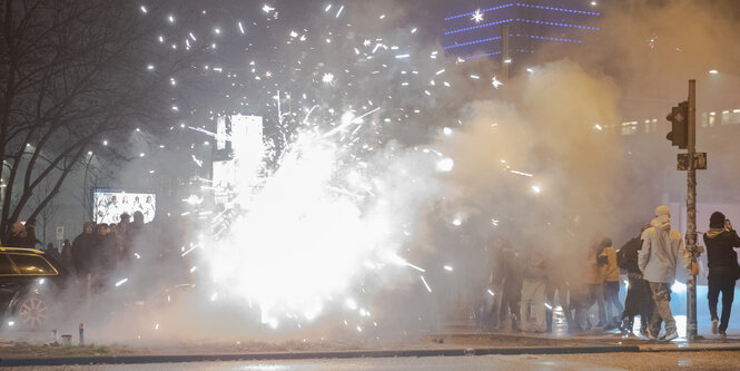 Böllerverbot in Berlin: Eine Silvesterrakete schlägt neben Passanten an der Oberbaumbrücke ein