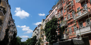 eingerüstete Wohnhäuser in Berlin in Prenzlauer Berg