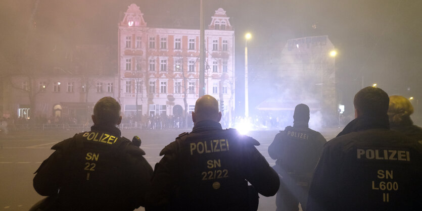 Sachsen, Leipzig: Polizisten stehen an einer Kreuzung im Stadtteil Connewitz.