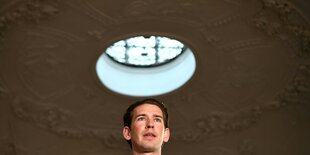 Der Kopf von Sebastian Kurz unter einem Oberlicht