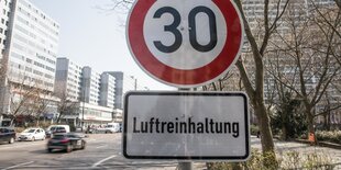 Ein Straßenschild weißt auf Tempo 30 hin