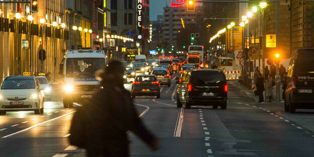 Fußgänger überquert die Leipziger Straße in Berlin