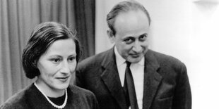 Zu sehen sind der Dichter Paul Celan auf der rechten Seite und seine Frau Frau Gisèle Celan-Lestrange auf der linken Seite. Das Foto ist schwarzweiß.