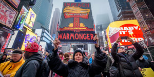 Anti-Kriegs-Demonstranten halten Plakate in die Höhe auf dem New Yorker Times Square